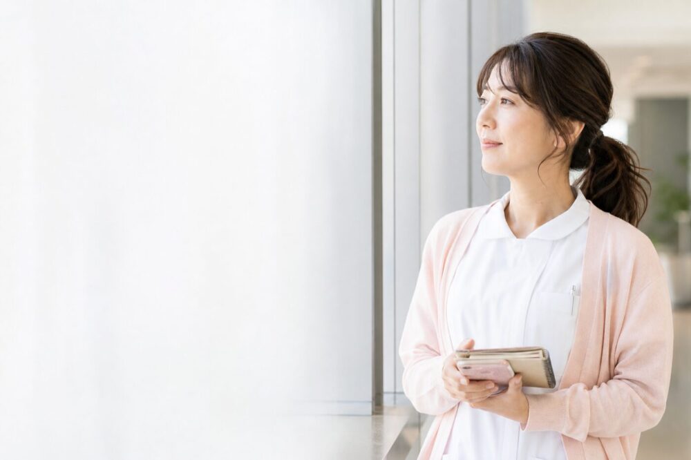 仕事に悩む看護師がこれからの働き方を考えている様子
